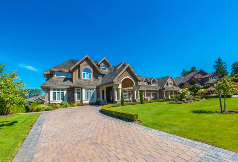 Beautifuly constructed and paved driveway in a luxury house miami